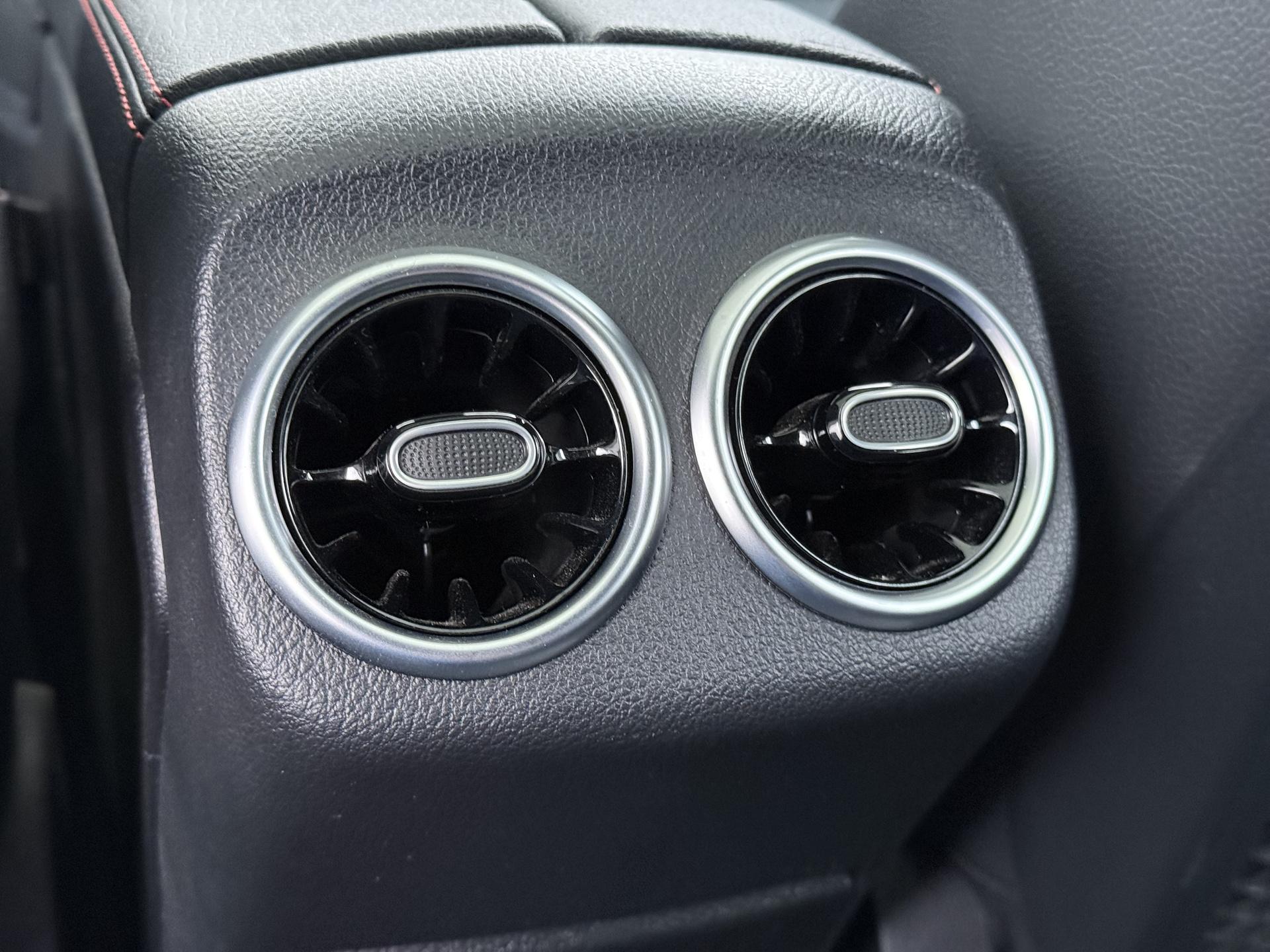 Mercedes-Benz A-klasse 180 AMG Line (Facelift) 25