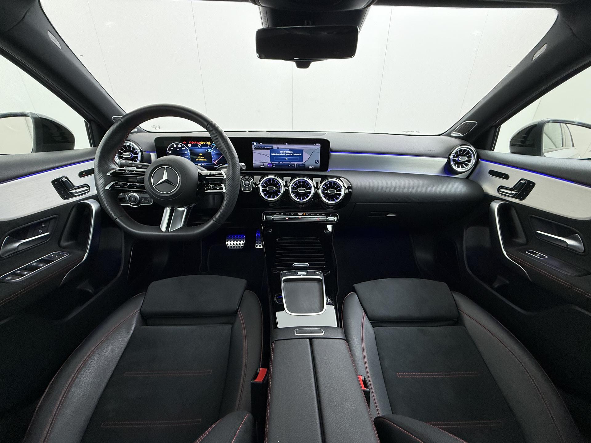 Mercedes-Benz A-klasse 180 AMG Line (Facelift) 26