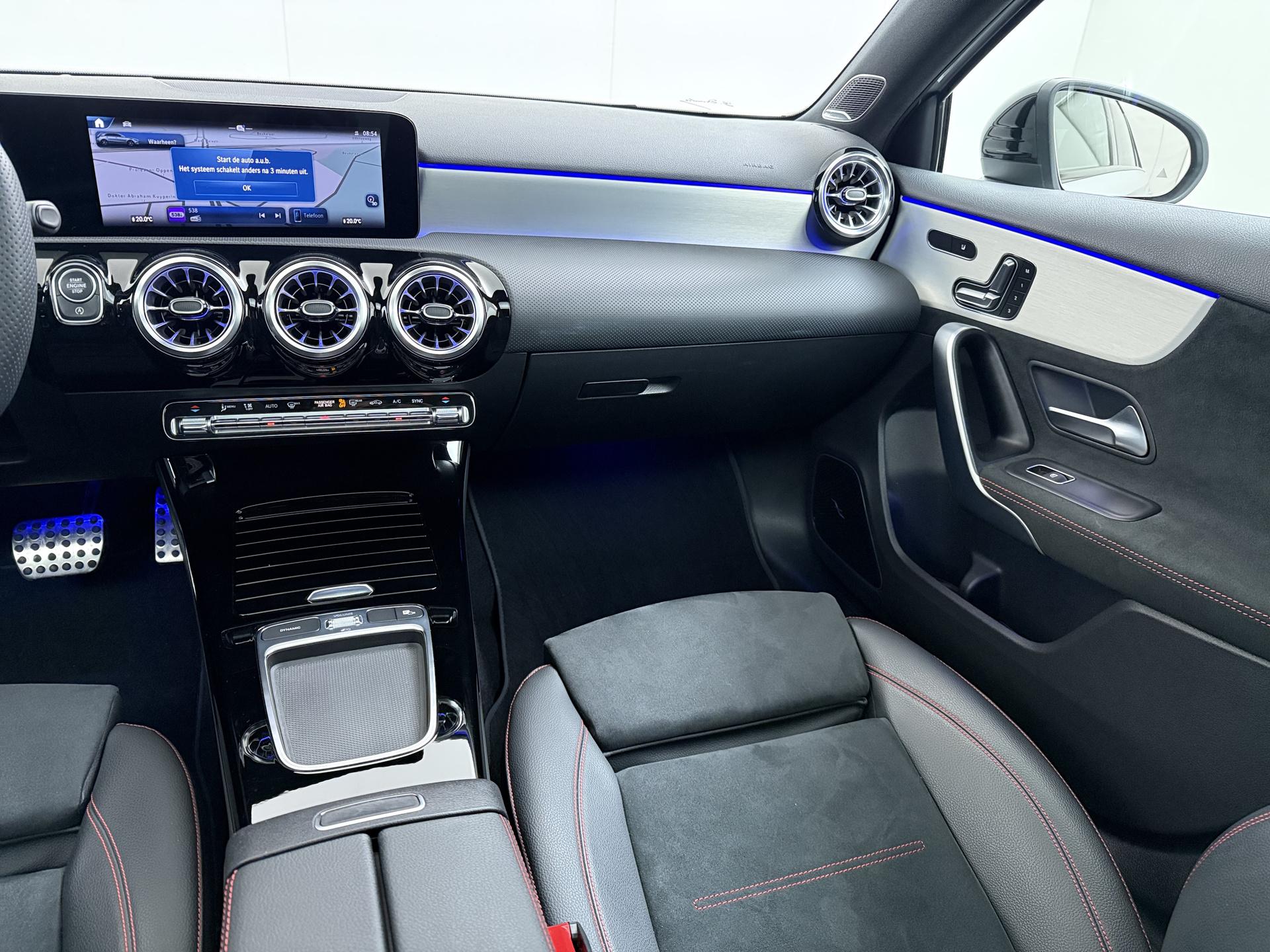 Mercedes-Benz A-klasse 180 AMG Line (Facelift) 28