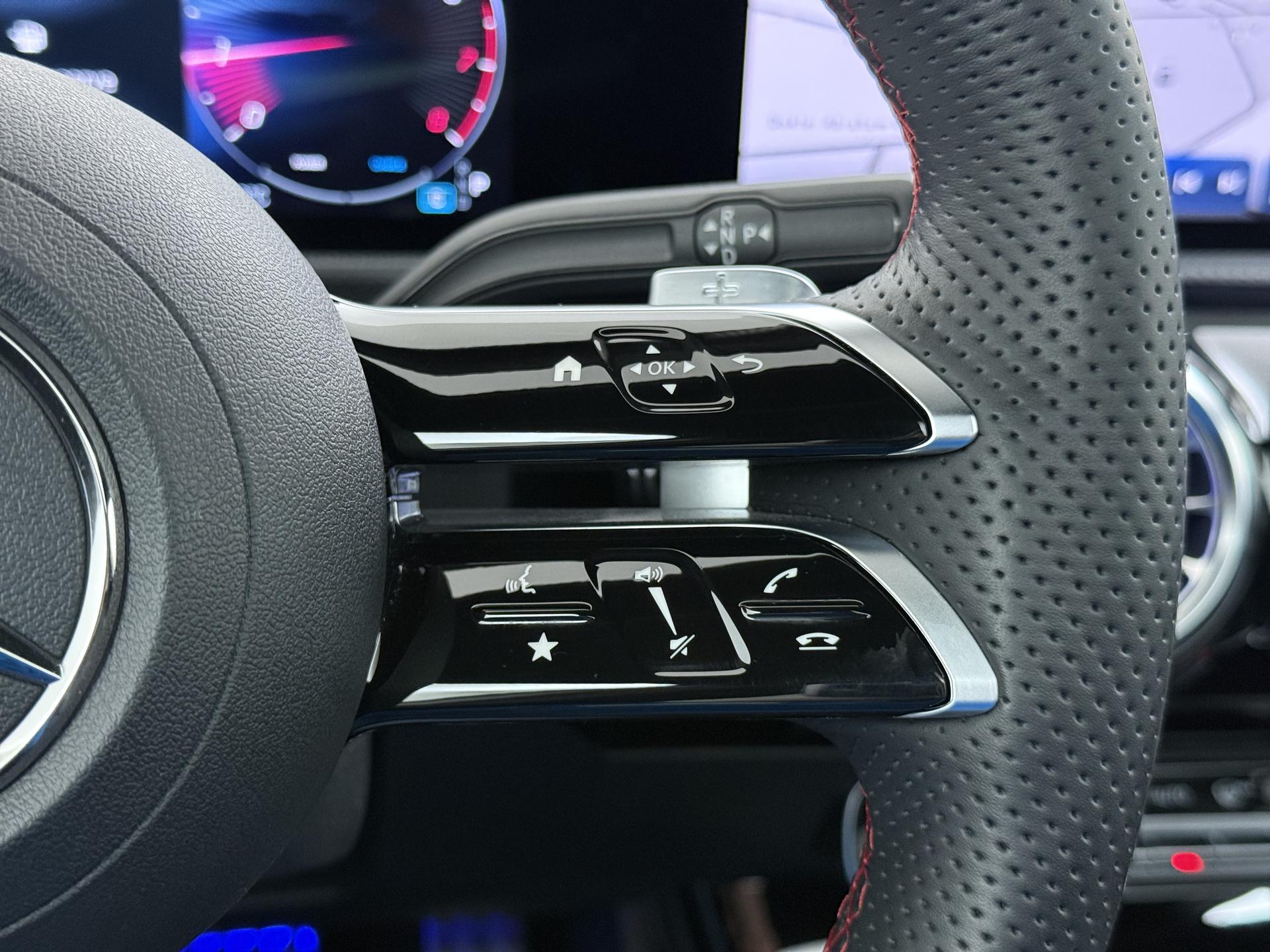 Mercedes-Benz A-klasse 180 AMG Line (Facelift) 32