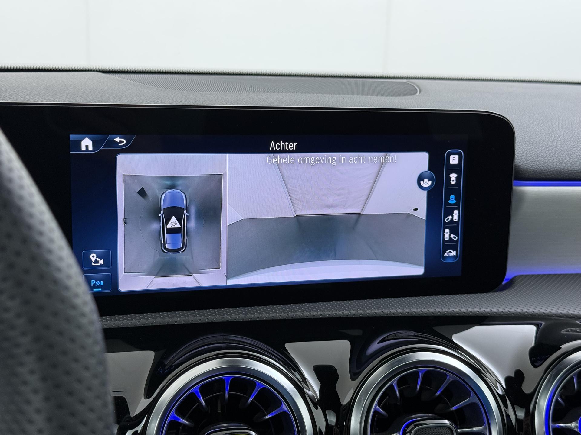 Mercedes-Benz A-klasse 180 AMG Line (Facelift) 42