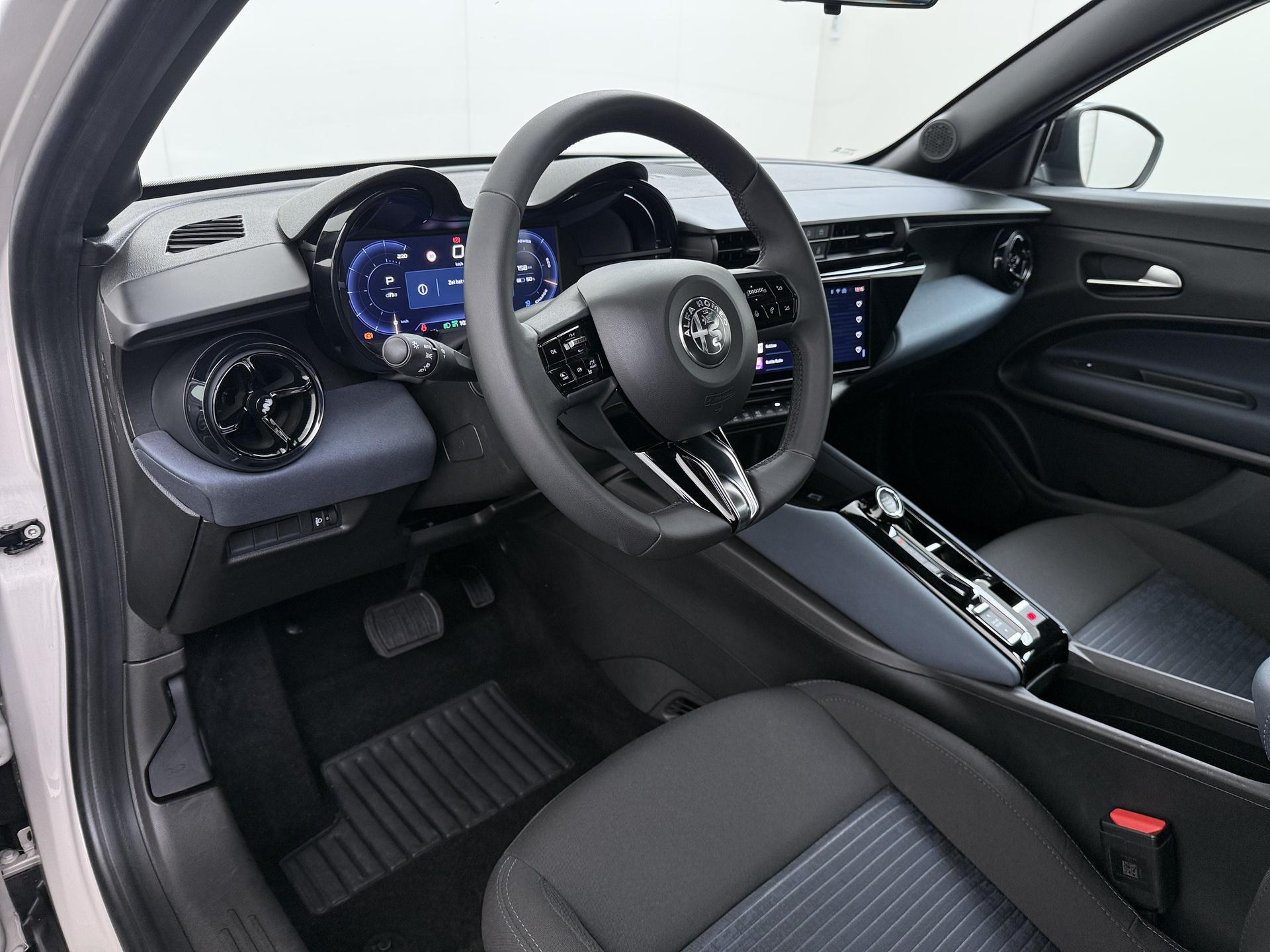 Alfa Romeo Junior Elettrica 54 kWh 10