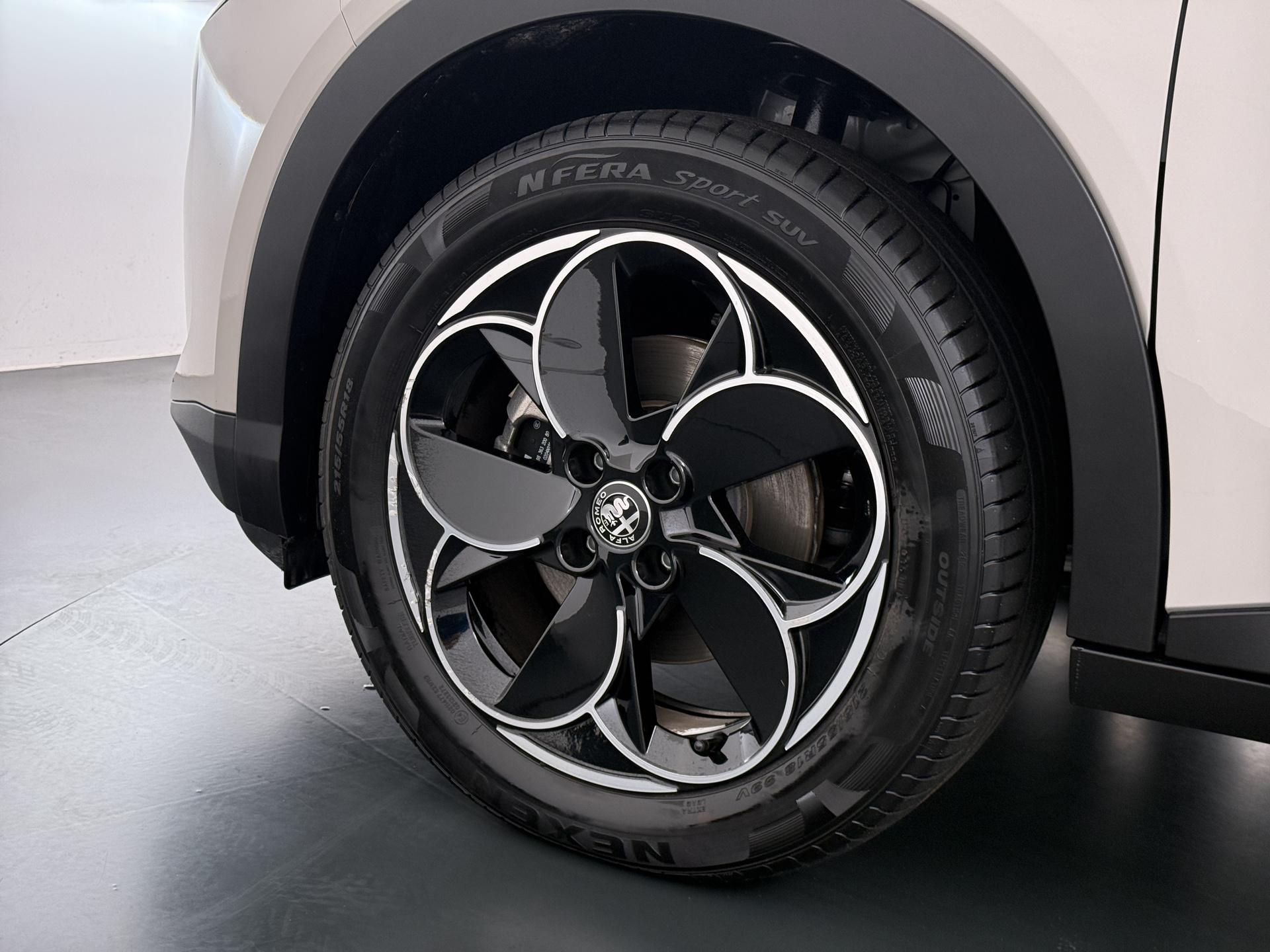 Alfa Romeo Junior Elettrica 54 kWh 6