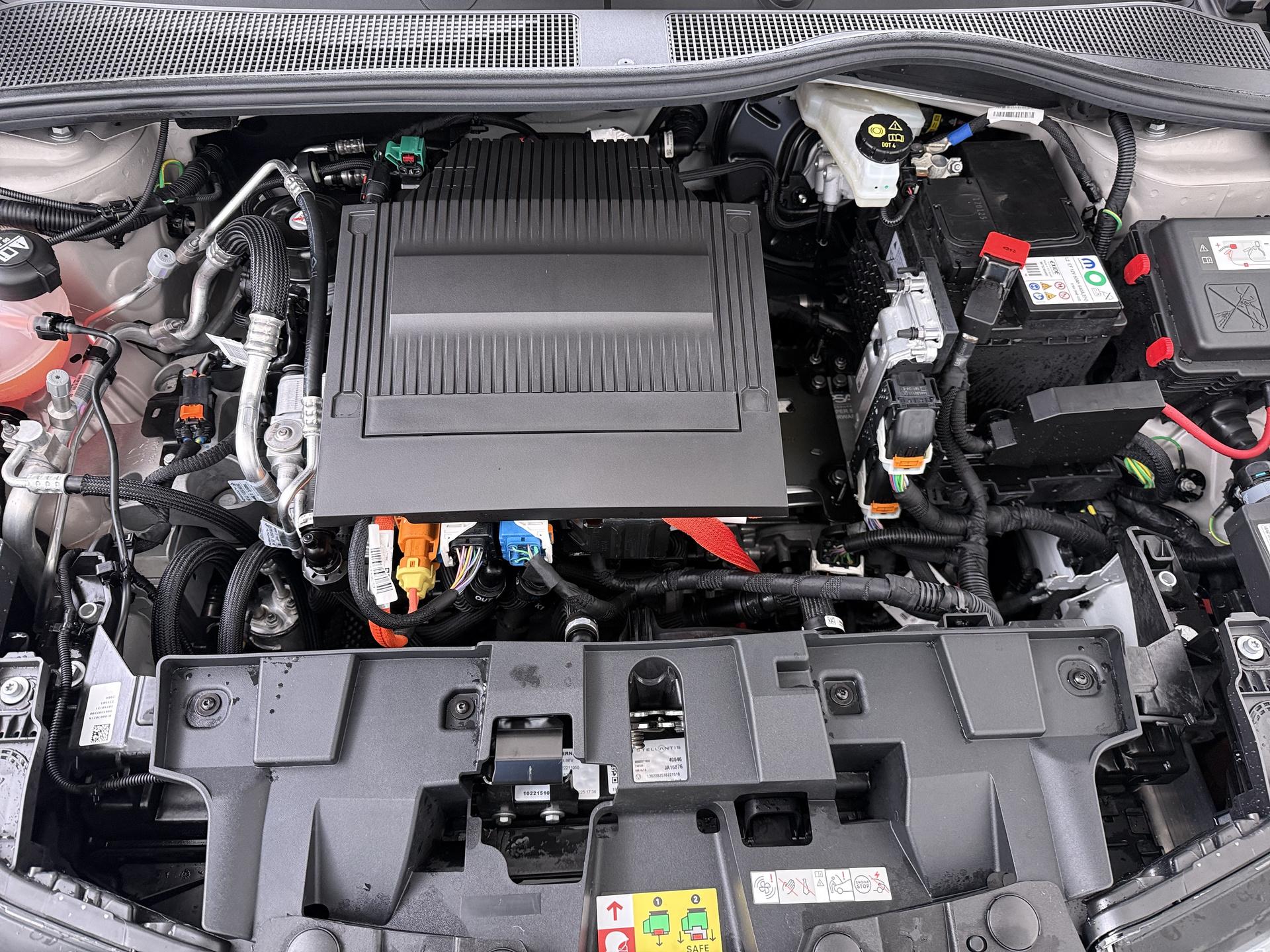 Alfa Romeo Junior Elettrica 54 kWh 8