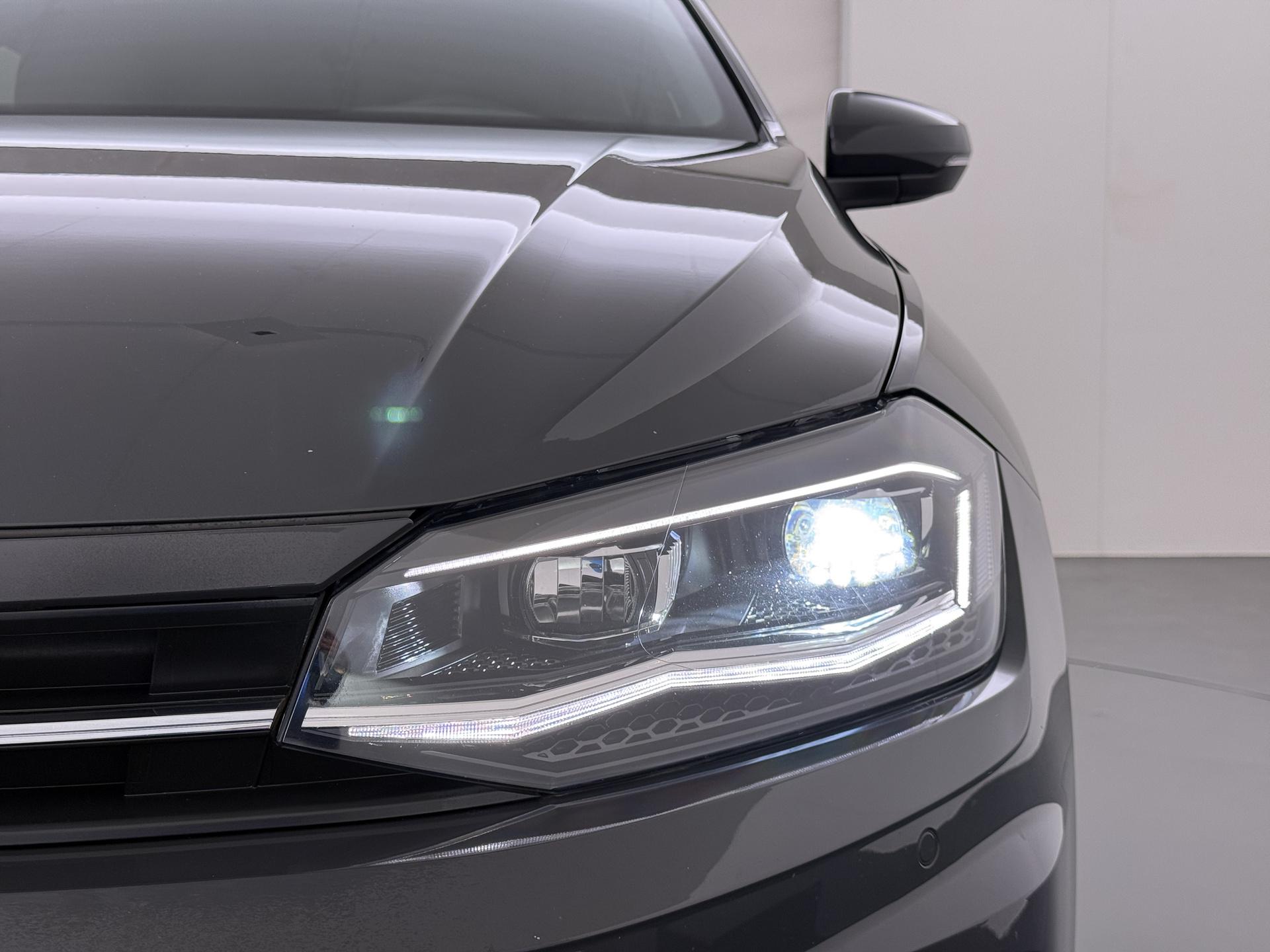 Volkswagen Polo 1.0 TSI Highline Business R 8