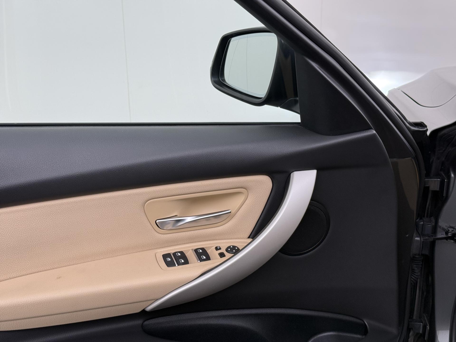 BMW 3-serie Touring 316d Executive 19