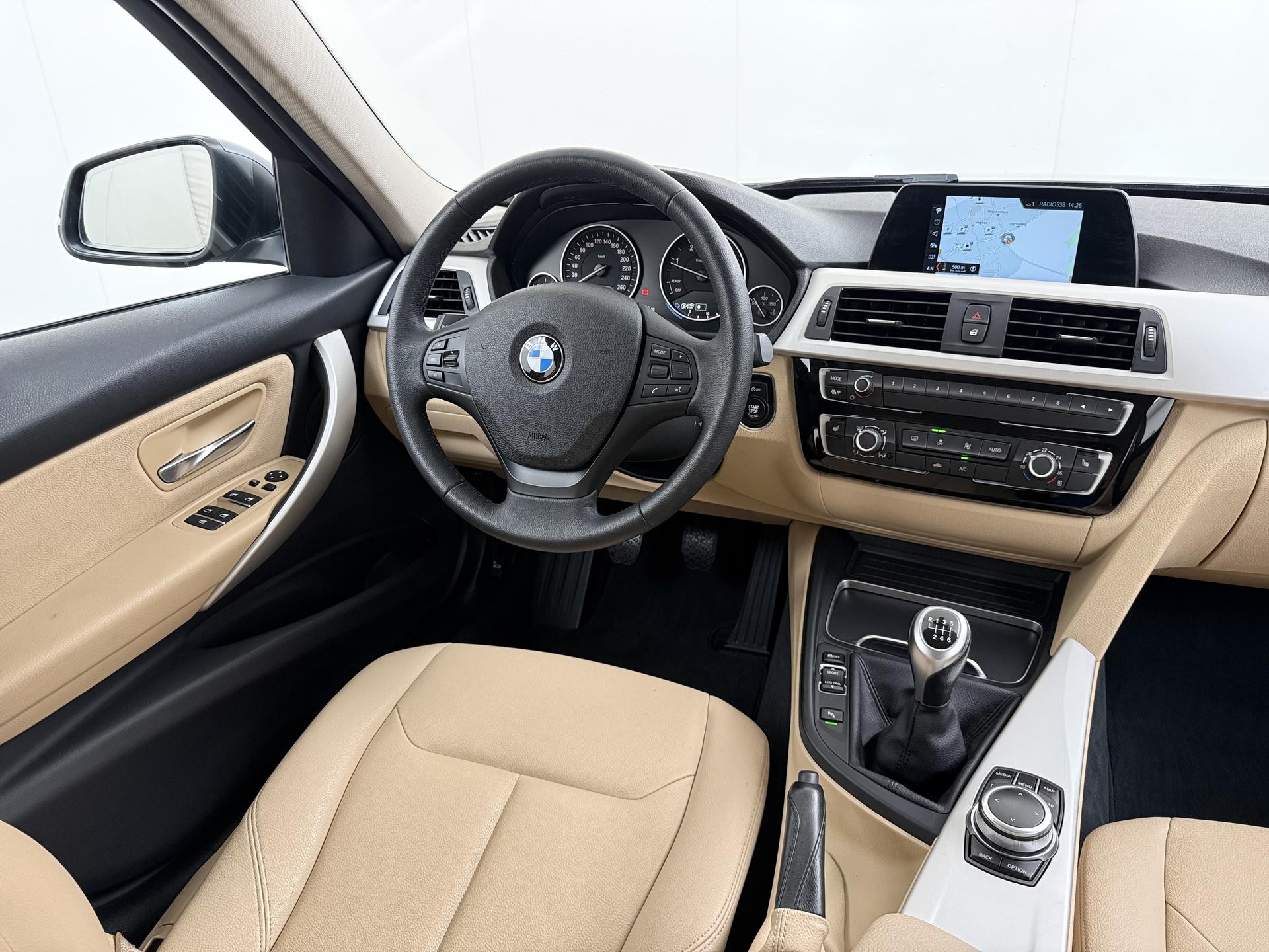 BMW 3-serie Touring 316d Executive 23