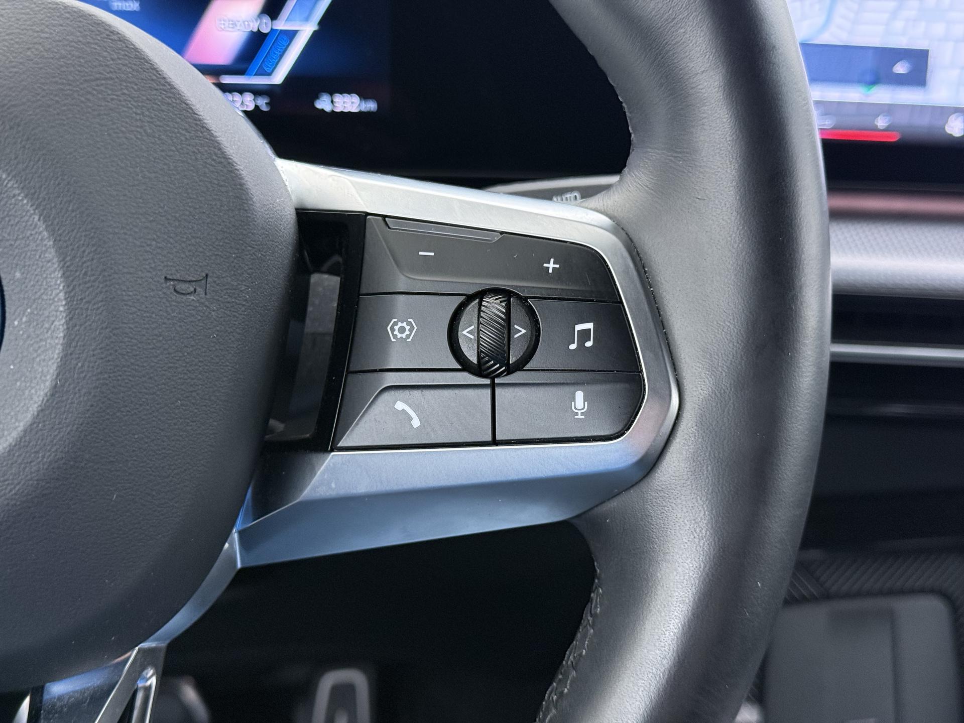 BMW iX2 xDrive30 67 kWh 26