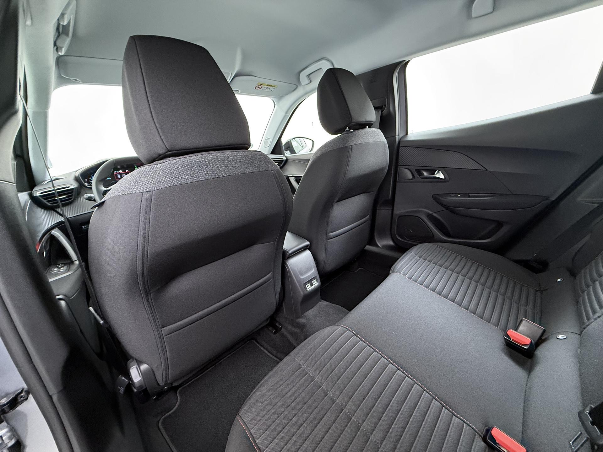 Peugeot e-2008 EV Active Pack 50 kWh 13