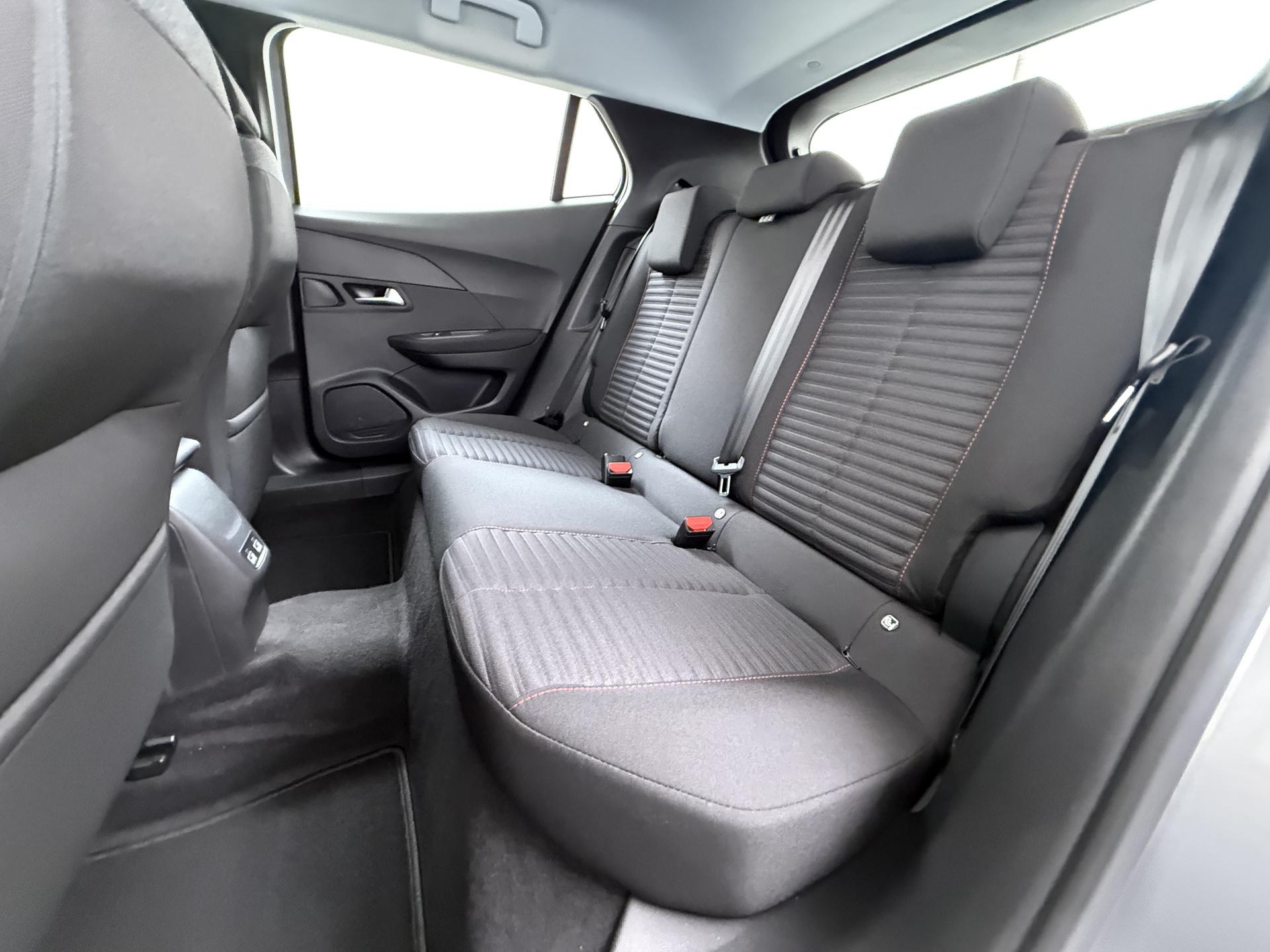 Peugeot e-2008 EV Active Pack 50 kWh 14