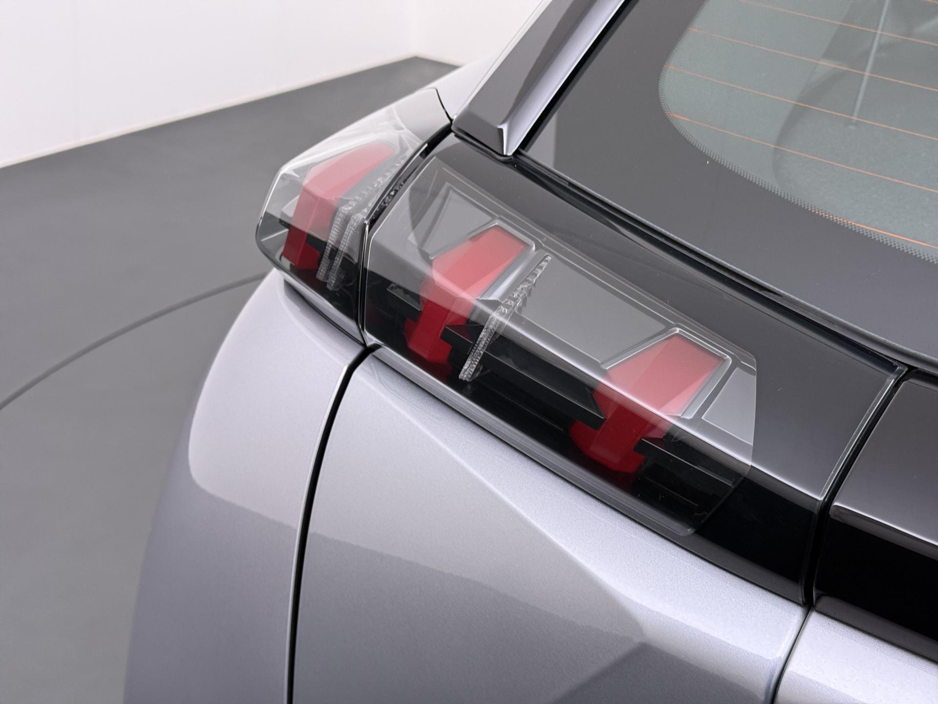 Peugeot e-2008 EV Active Pack 50 kWh 4