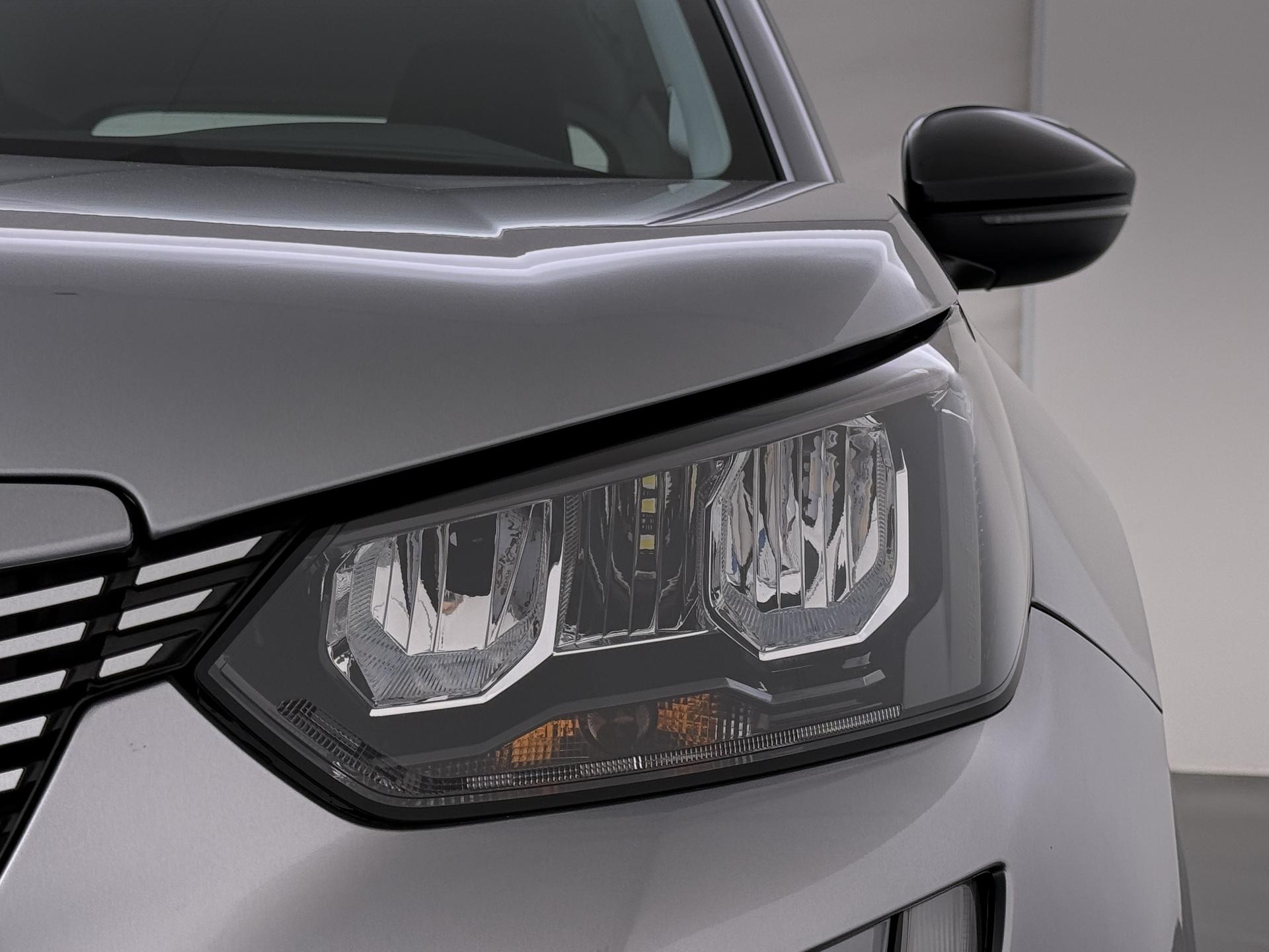 Peugeot e-2008 EV Active Pack 50 kWh 8