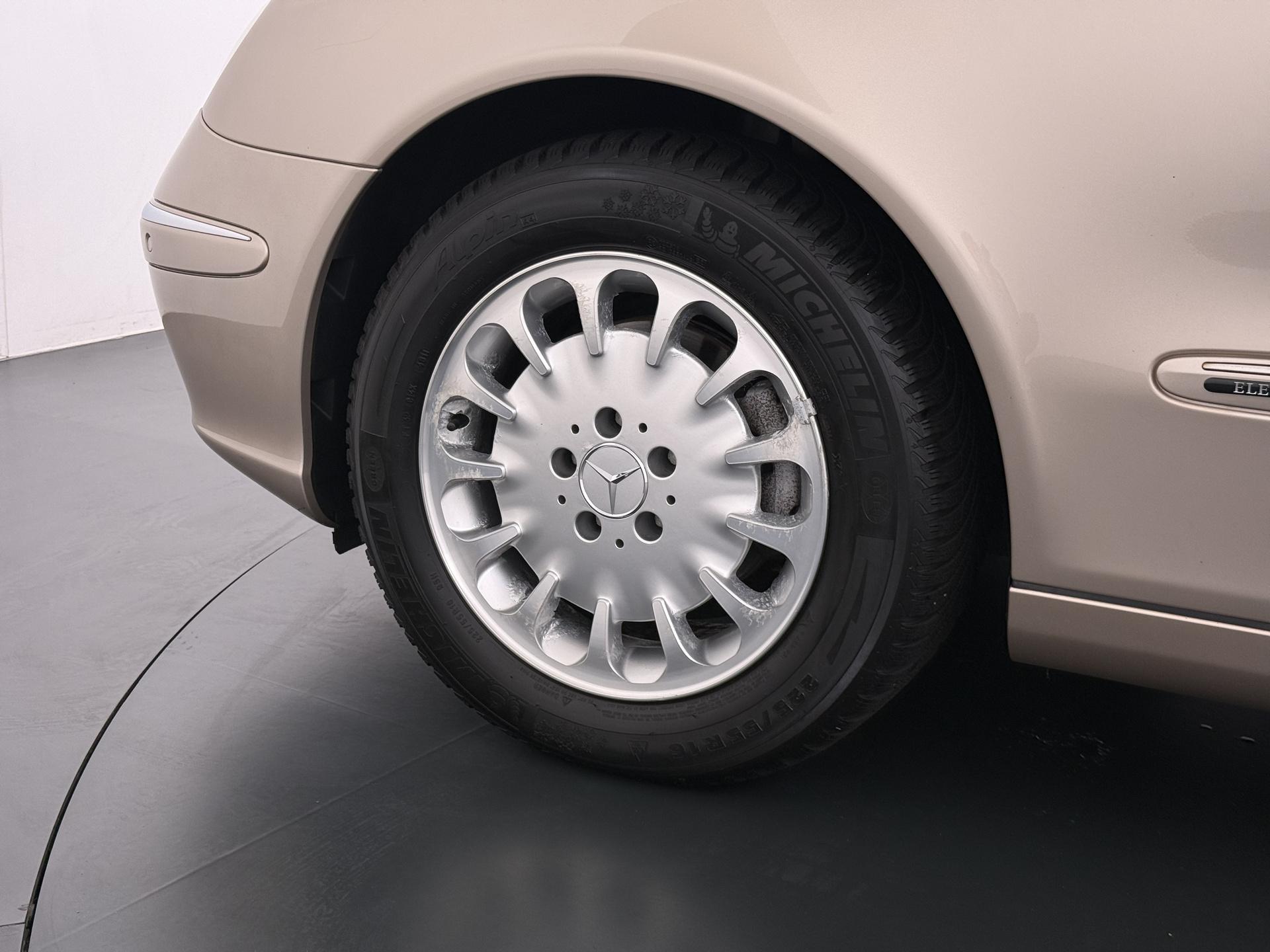 Mercedes-Benz E-klasse 240 Classic 8