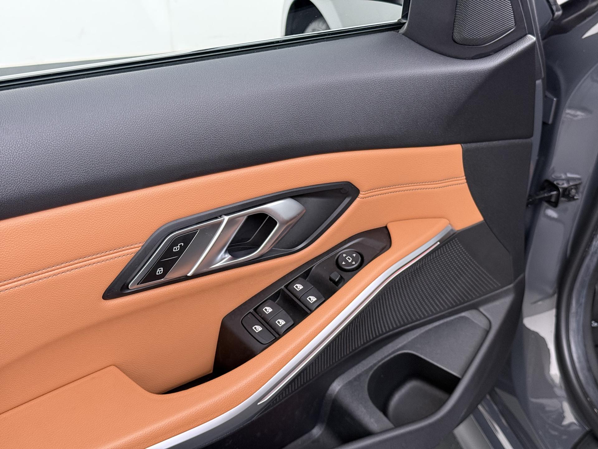 BMW 3-serie 330i High Executive Edition 11