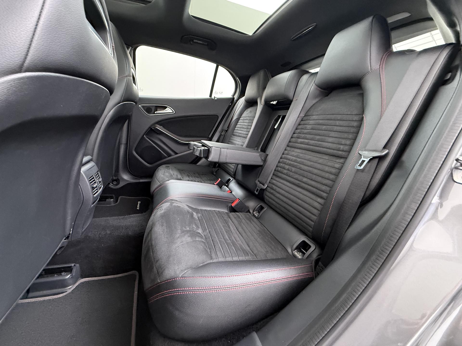 Mercedes-Benz GLA-klasse 180 Business Solution AMG Night Upgrade 17