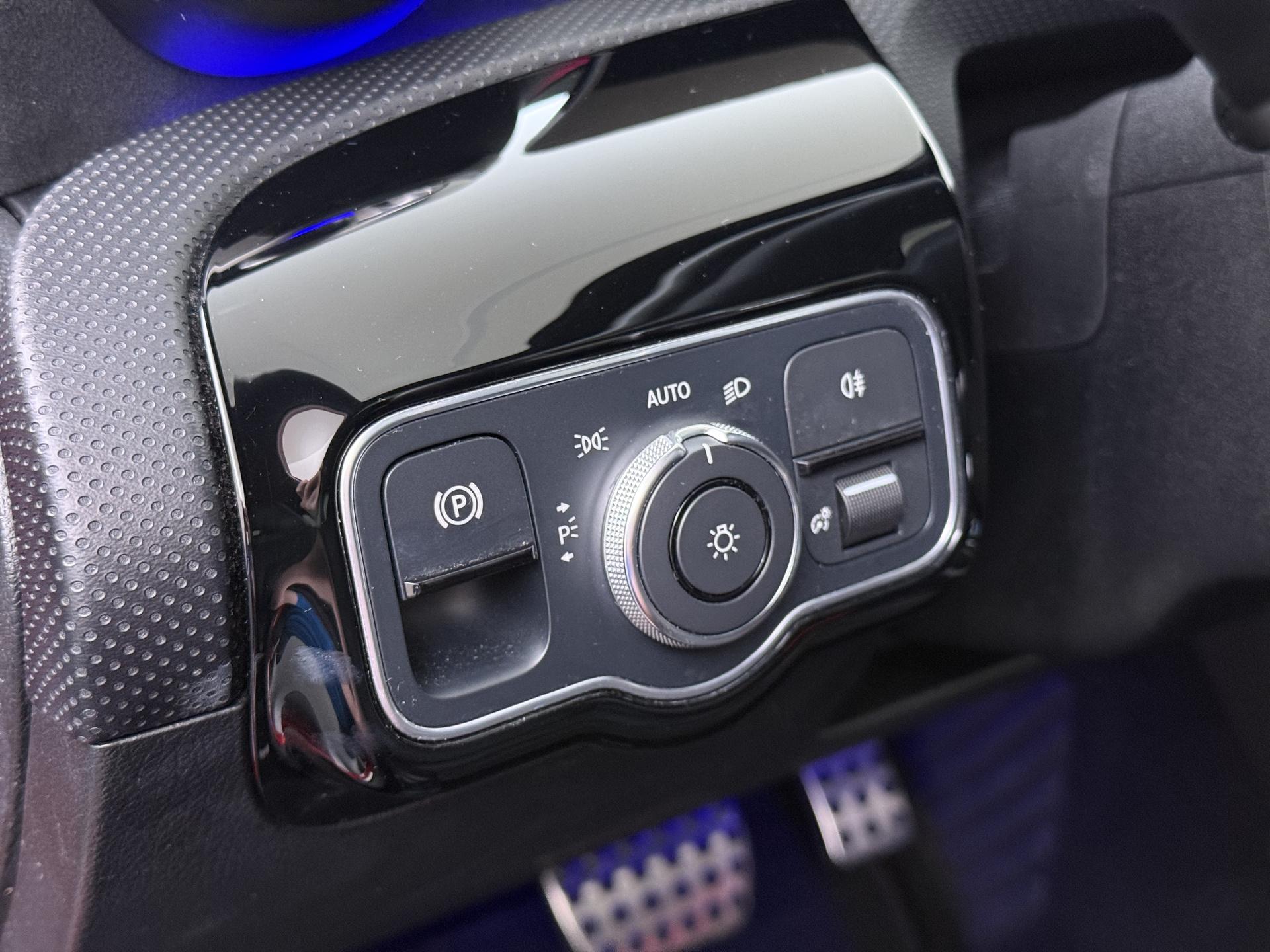 Mercedes-Benz A-klasse 200 Business Solution AMG 24