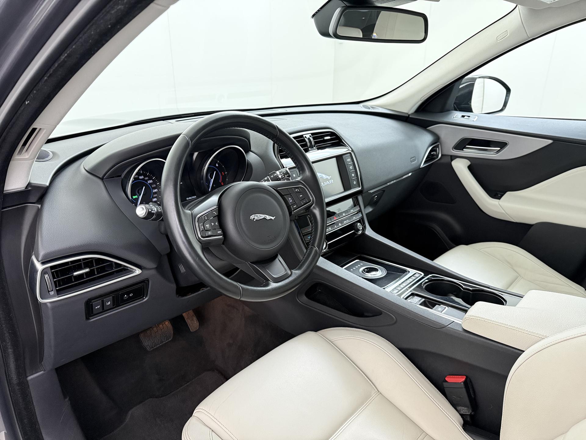Jaguar F-PACE 2.0 Pure AWD 20d 11