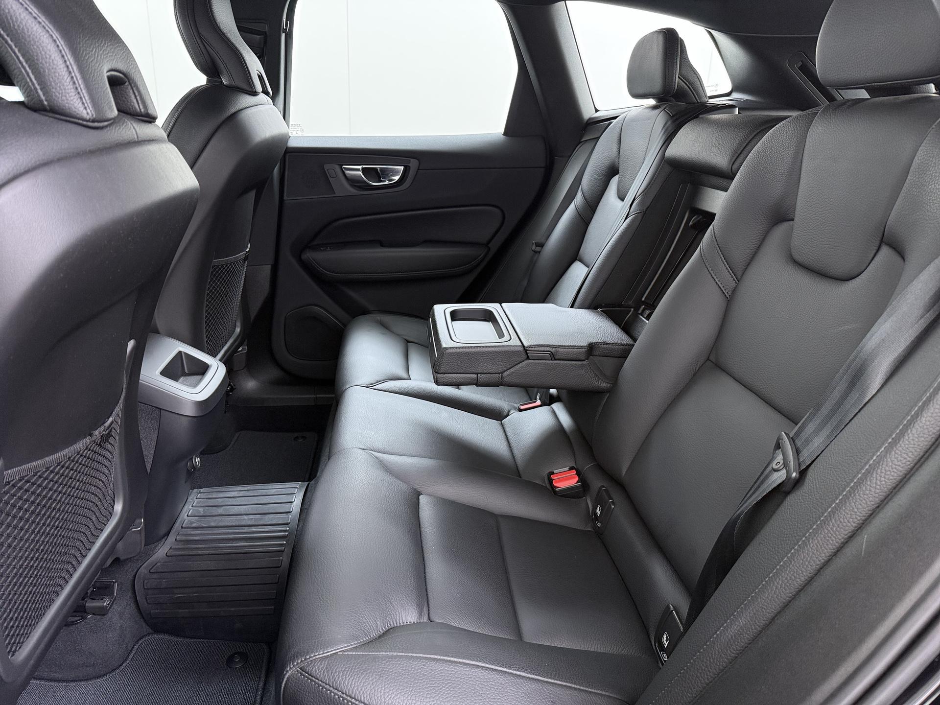 Volvo XC60 2.0 T4 Momentum Pro 24