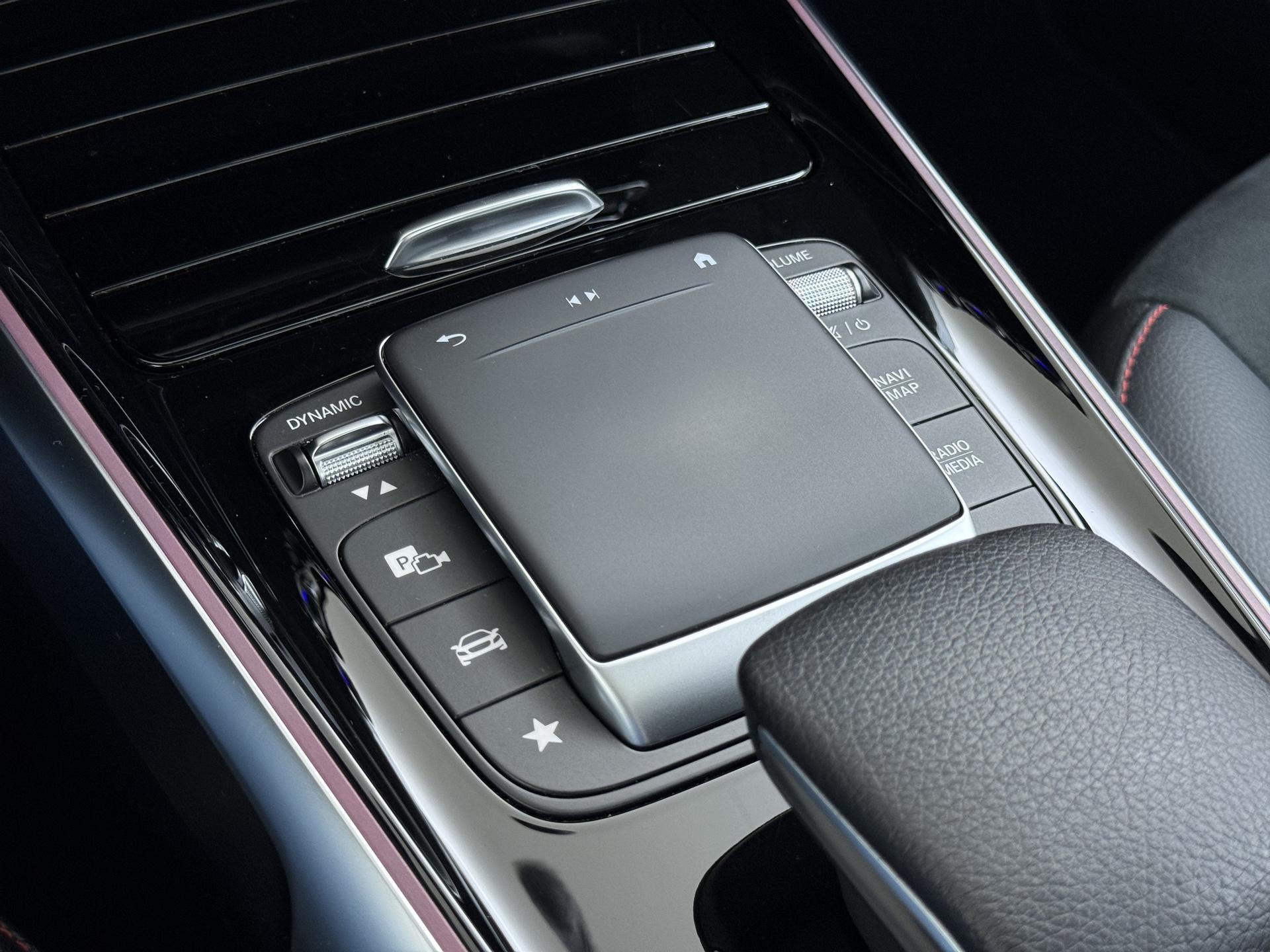 Mercedes-Benz GLB 200 AMG Line Premium 7-persoons 49