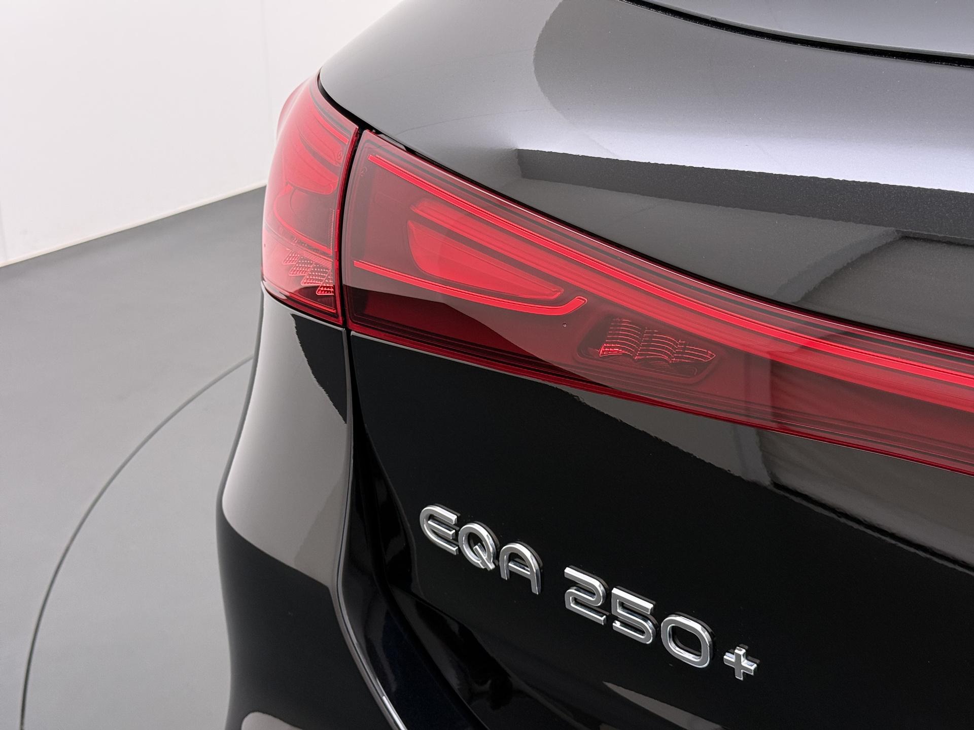 Mercedes-Benz EQA 250+ 14