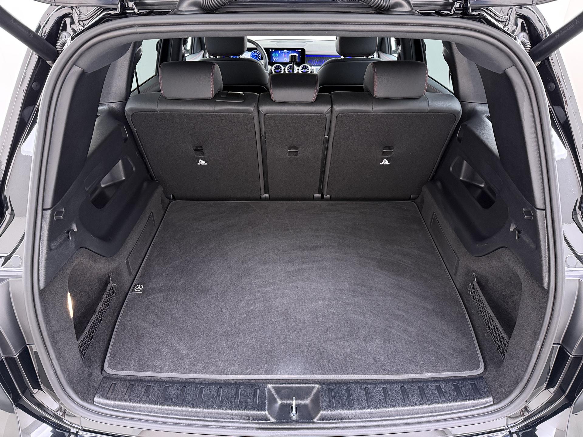 Mercedes-Benz EQB 250+ Business Solution AMG 17