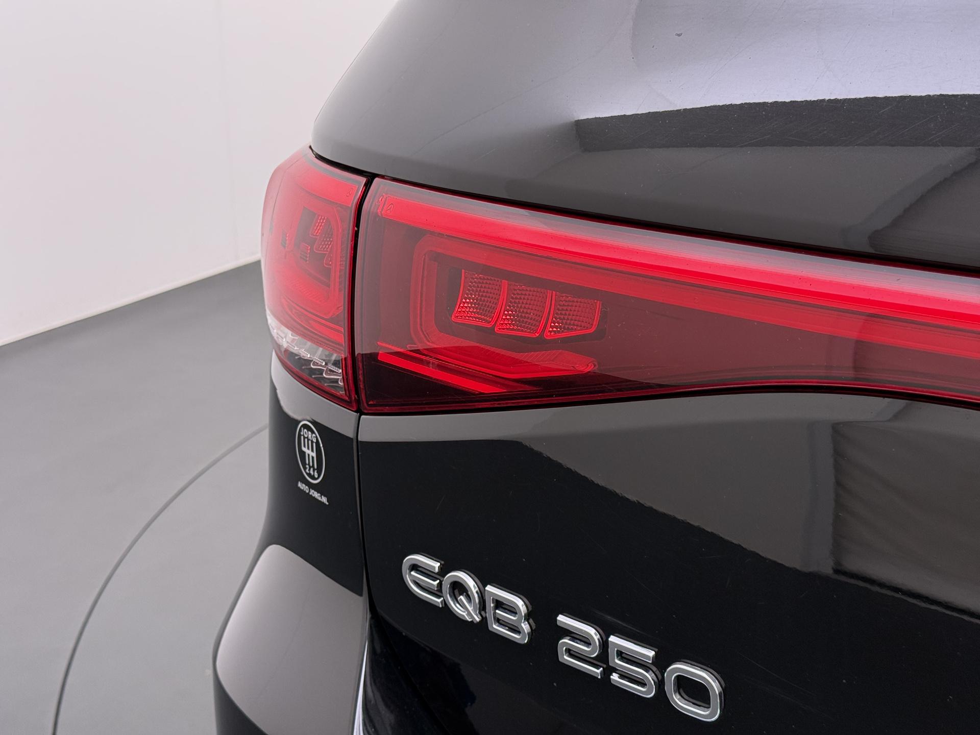 Mercedes-Benz EQB 250 AMG Line 67 kWh 13