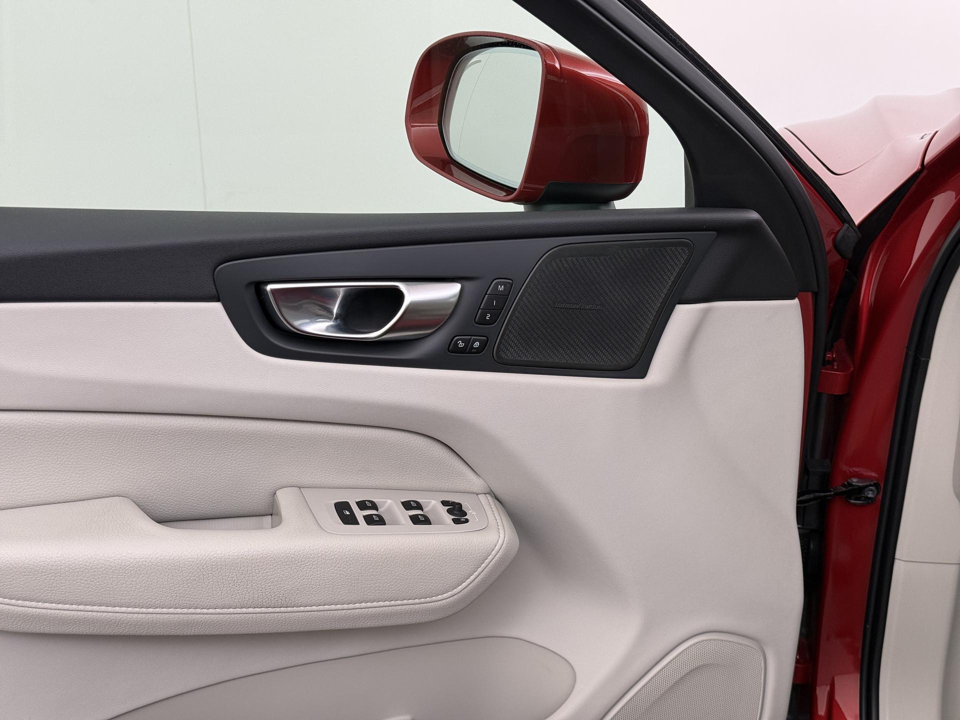 Volvo XC60 2.0 B5 Momentum Exclusive 10