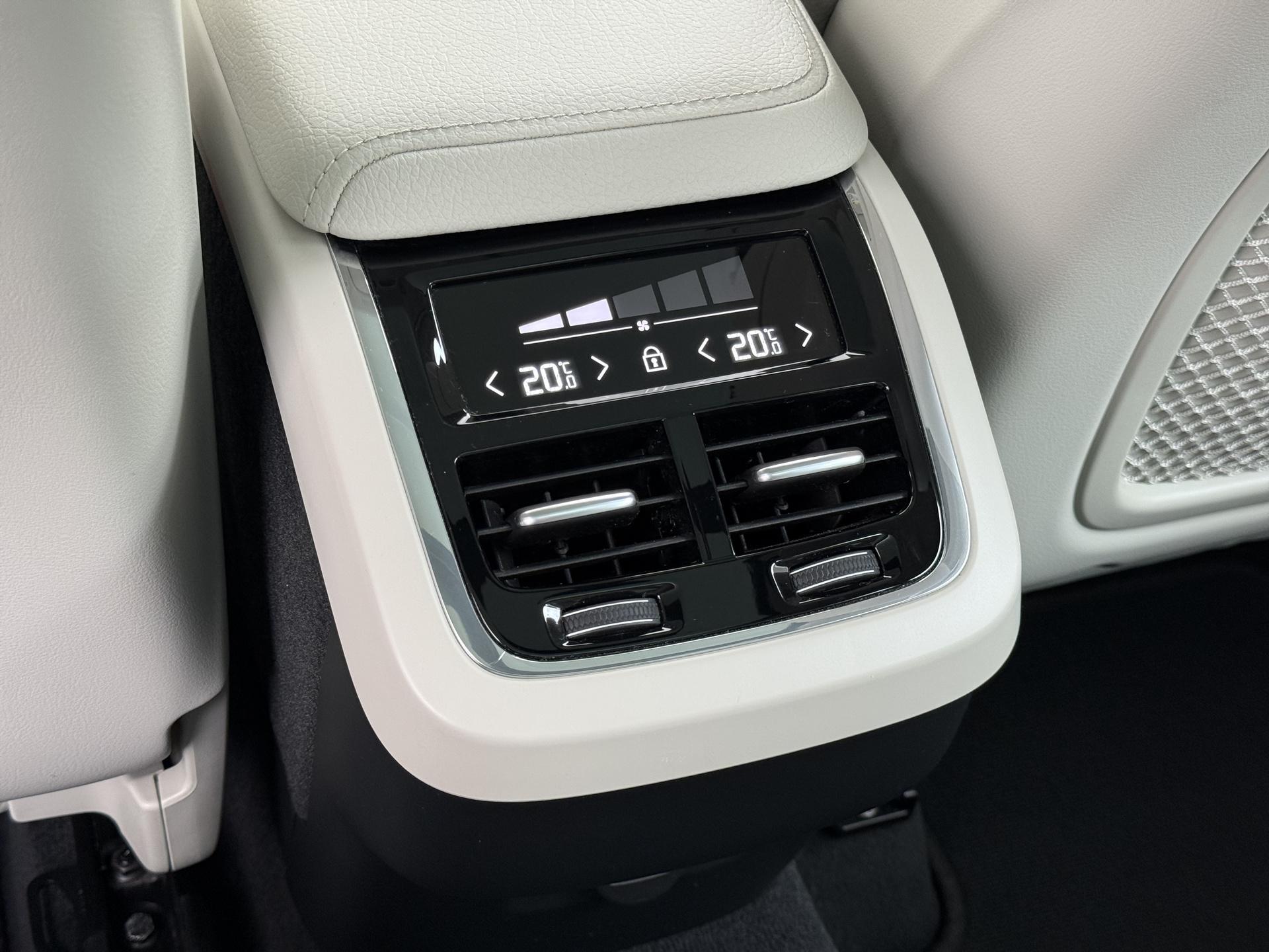 Volvo XC60 2.0 B5 Momentum Exclusive 17