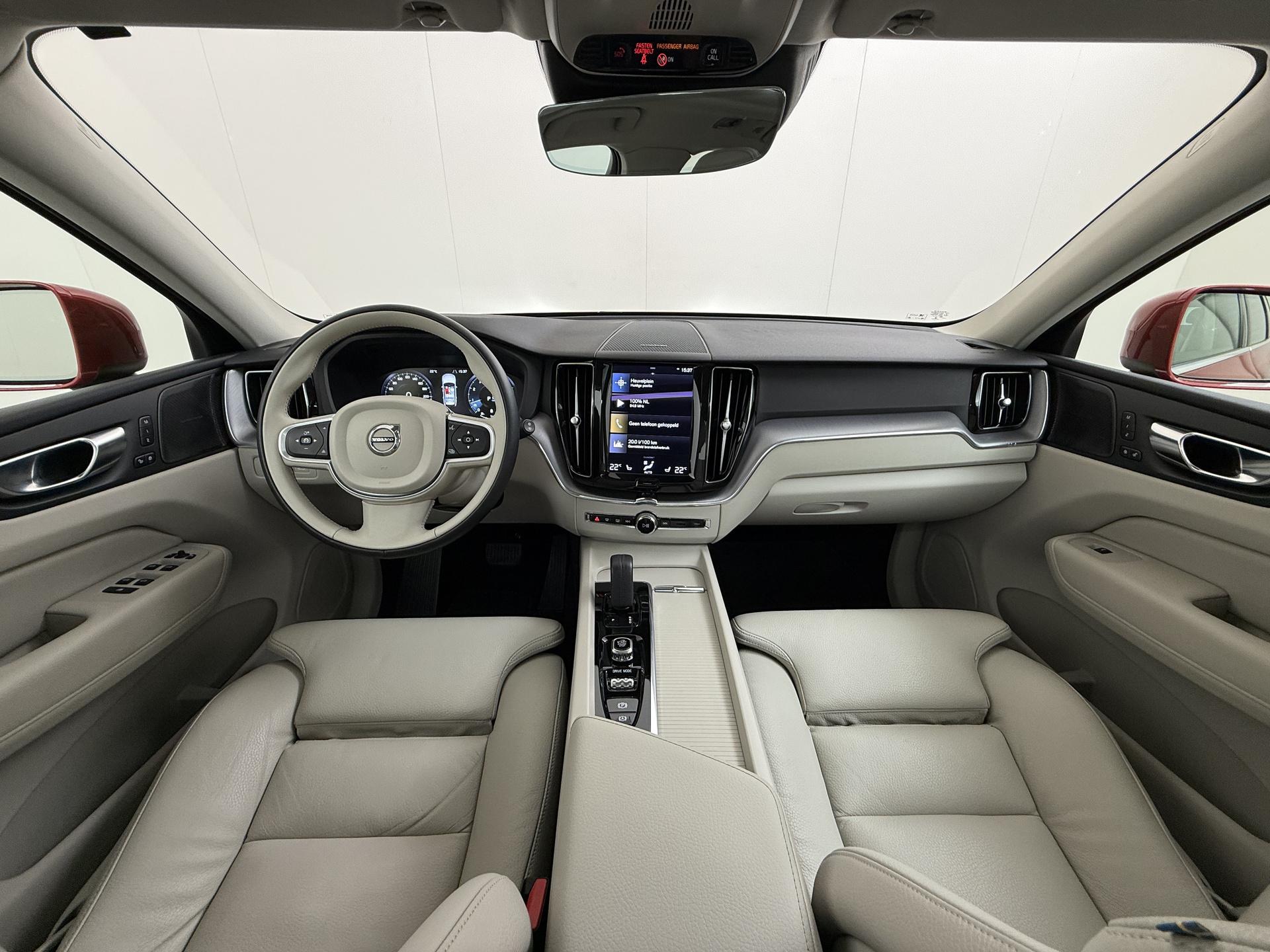 Volvo XC60 2.0 B5 Momentum Exclusive 18