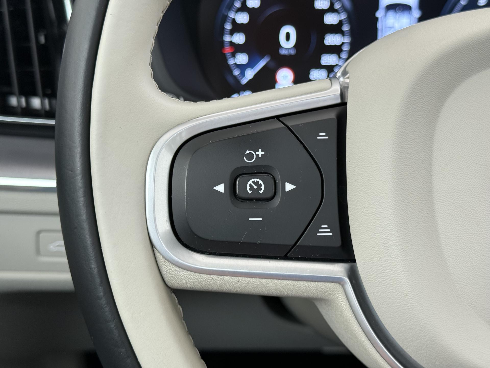 Volvo XC60 2.0 B5 Momentum Exclusive 23
