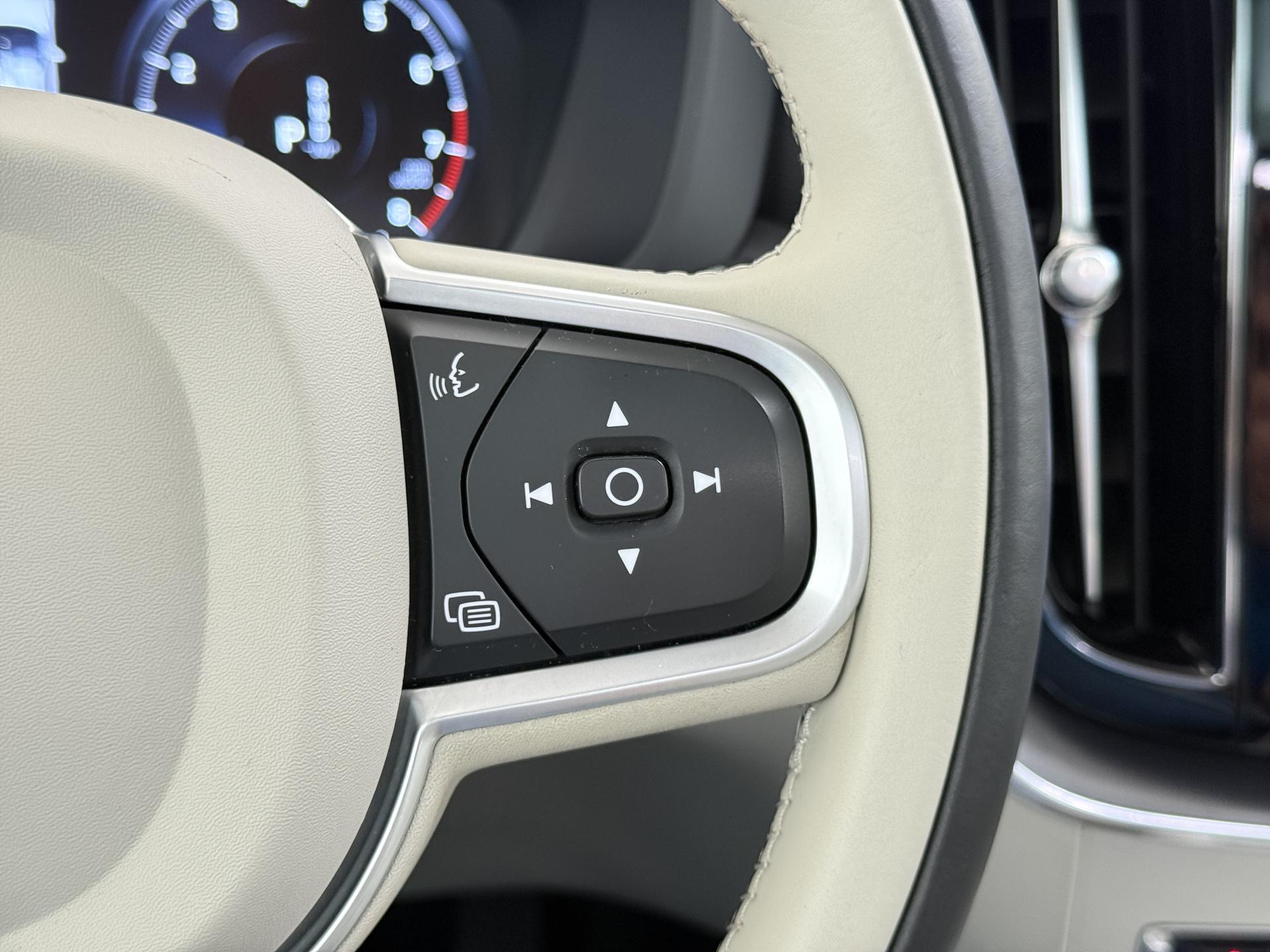 Volvo XC60 2.0 B5 Momentum Exclusive 24