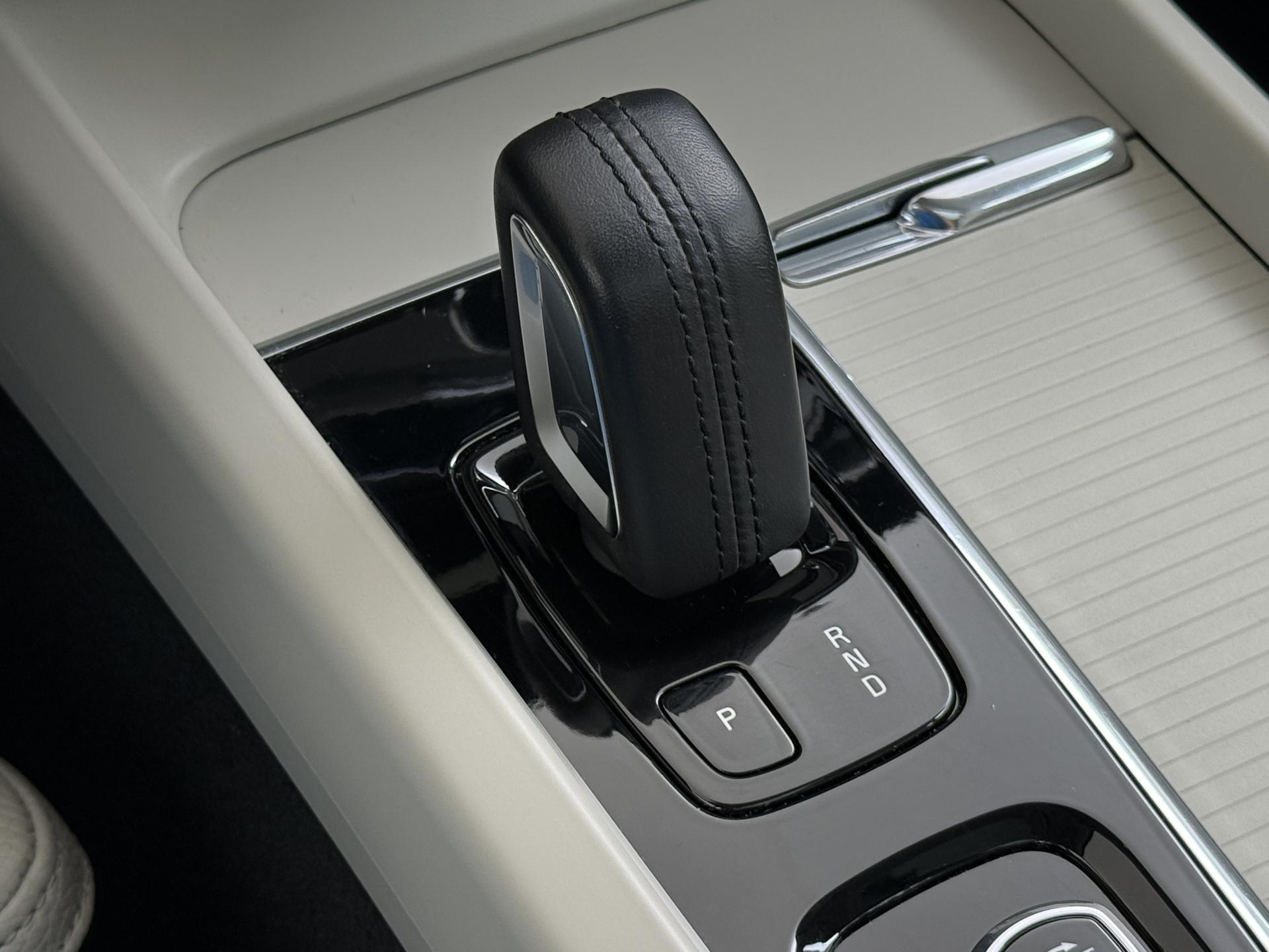 Volvo XC60 2.0 B5 Momentum Exclusive 35