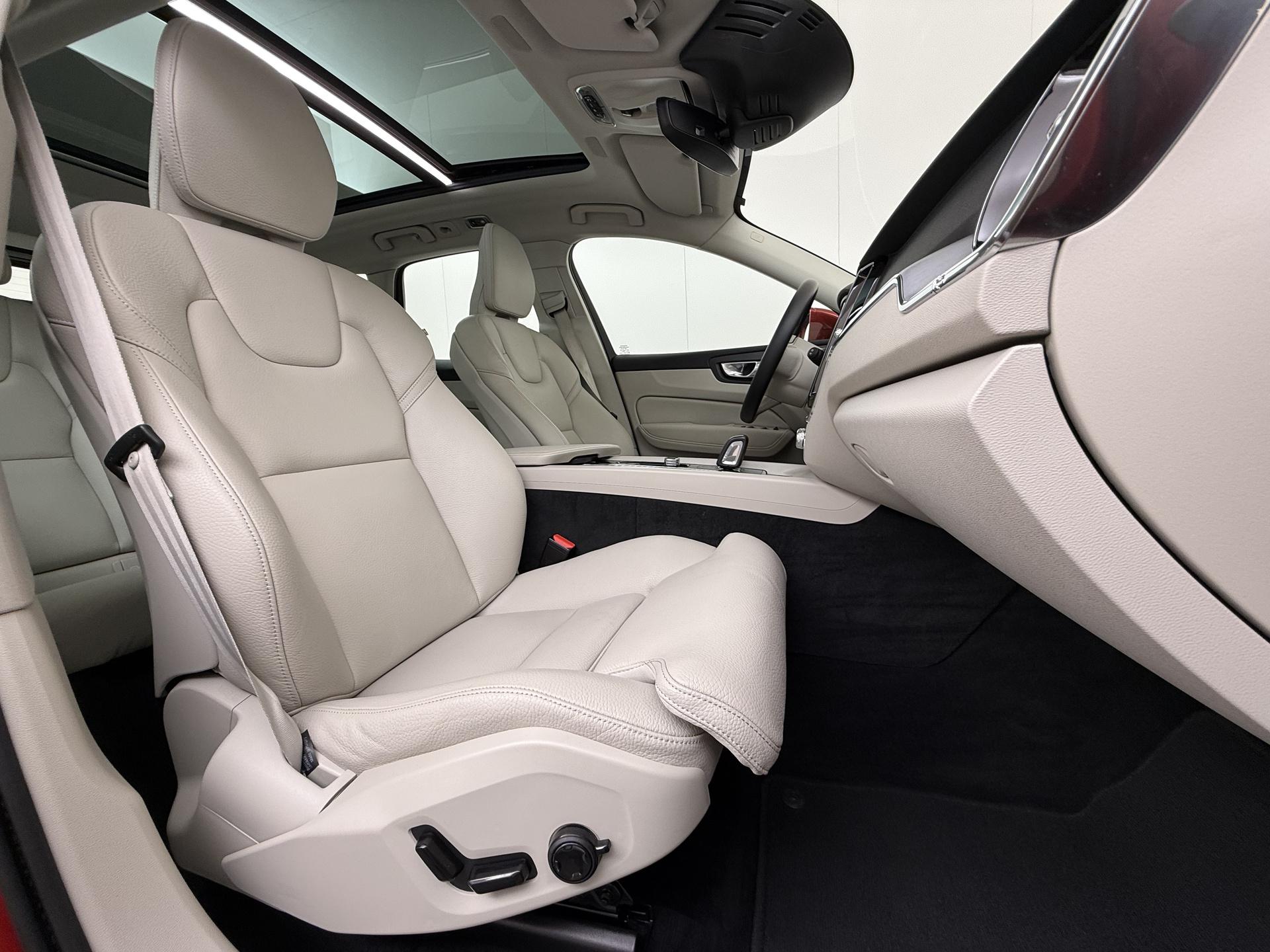 Volvo XC60 2.0 B5 Momentum Exclusive 38