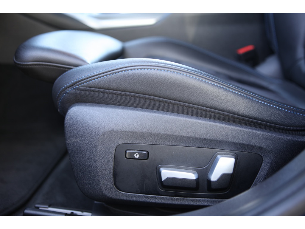 BMW 3 Serie Touring 330i M-Sport 10