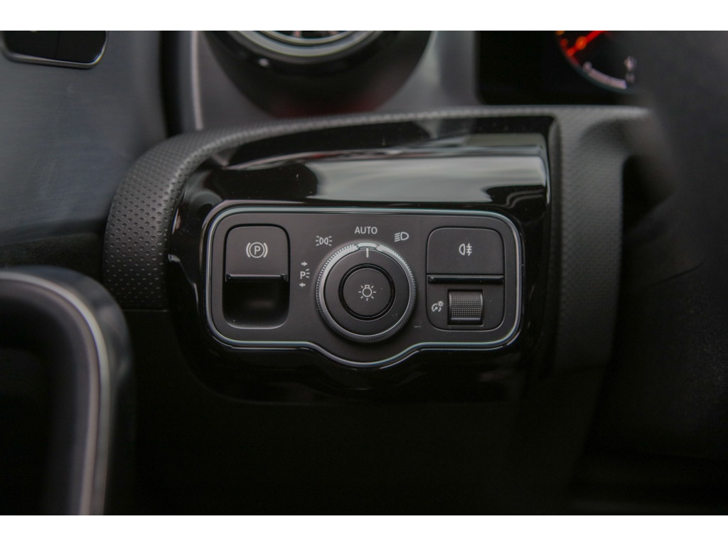 Mercedes-Benz A-Klasse 180 Bns Sol. AMG | Pano | 15