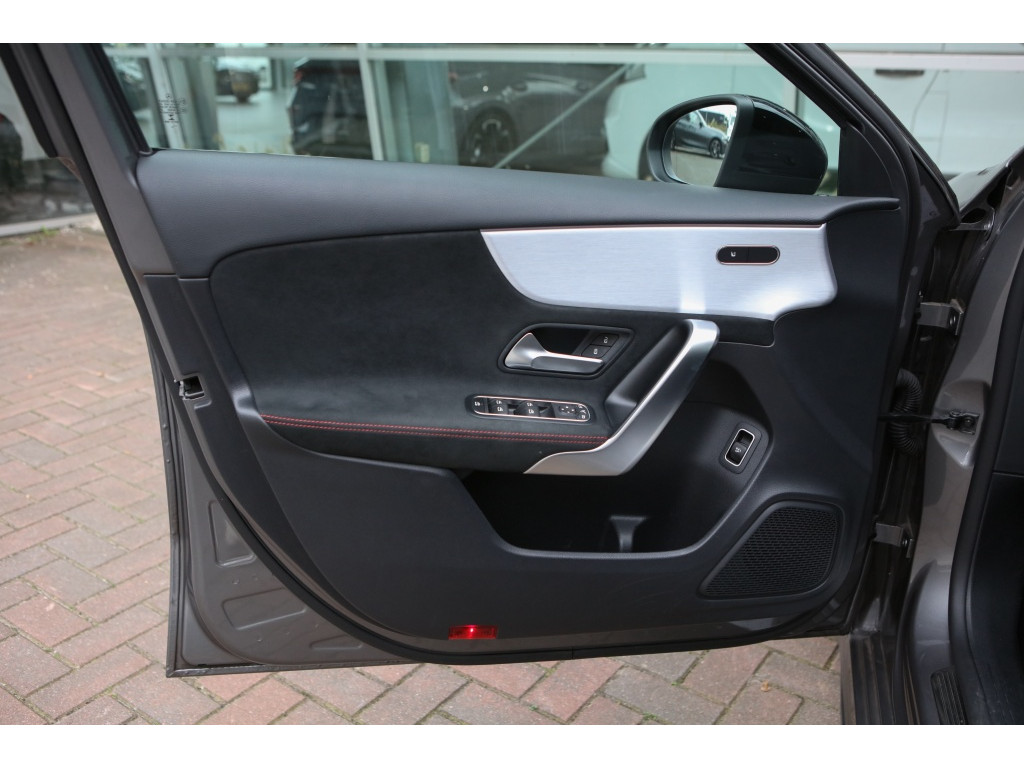 Mercedes-Benz A-Klasse 180 Bns Sol. AMG | Pano | 3