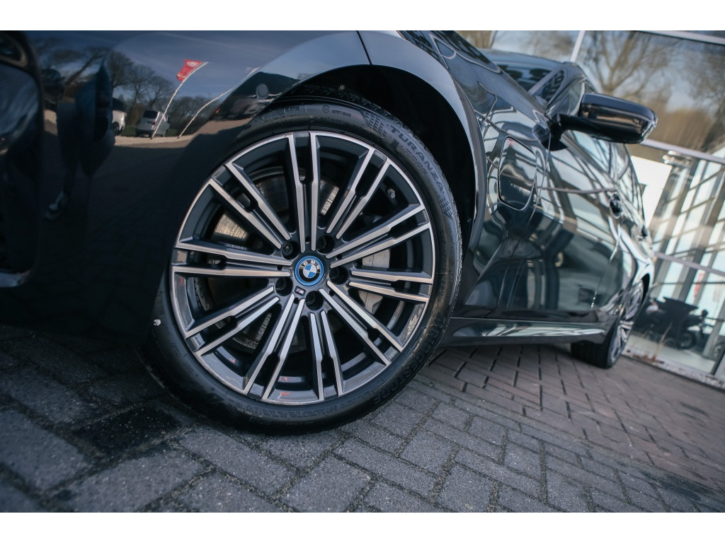 BMW 3 Serie Touring 330e M Sport | Trekhaak | Achteruitrijcamera | Adaptieve Cruise 23