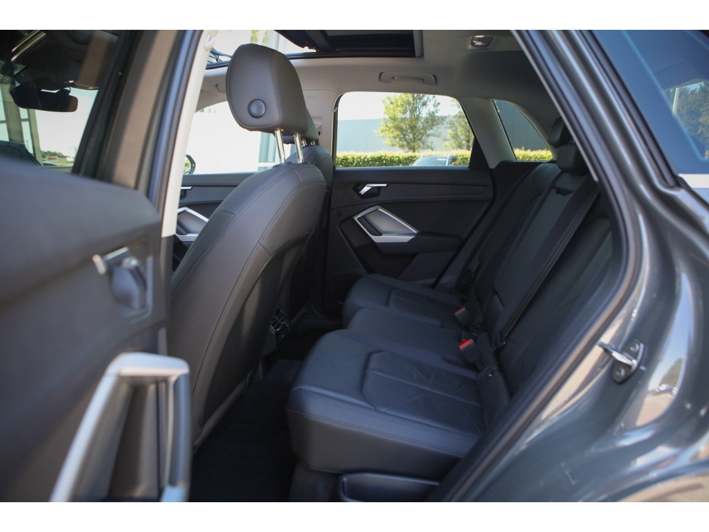 Audi Q3 35 TFSI S-Line | Pano | 360 Camera | 5