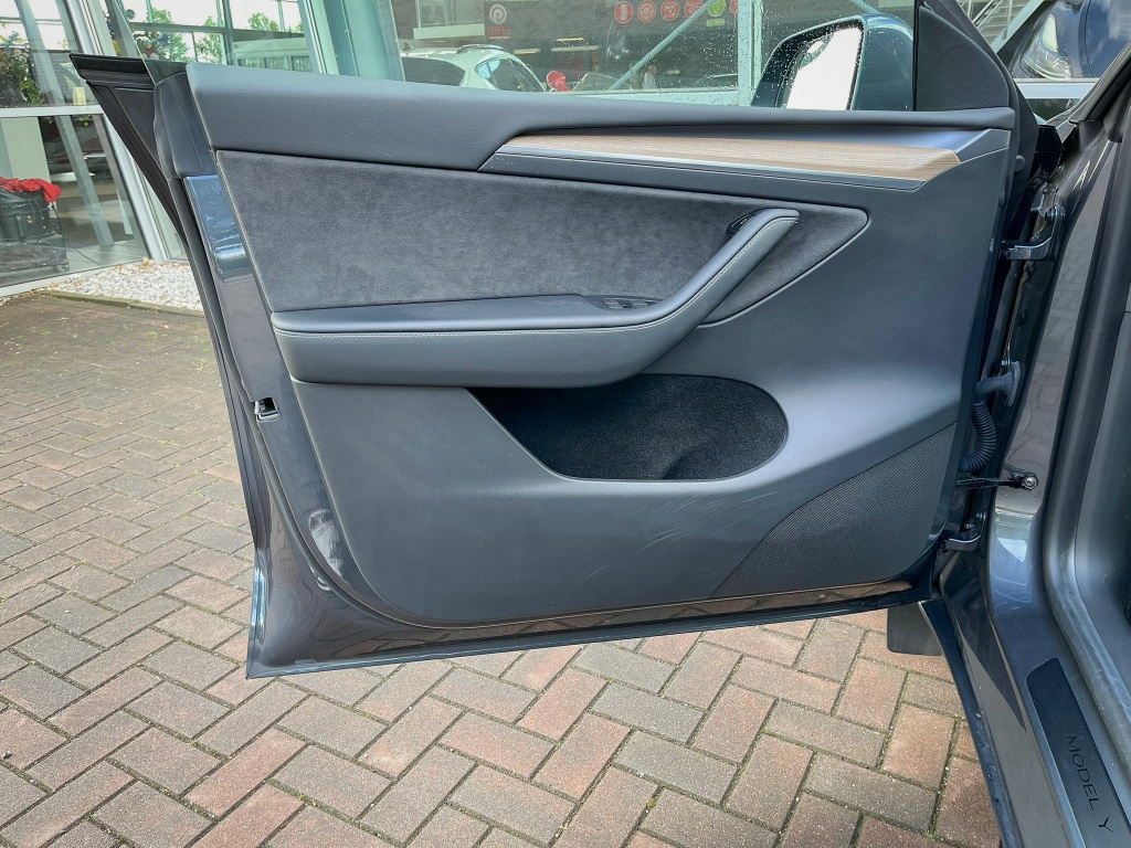 Tesla Model Y Long Range AWD 75kWh 3