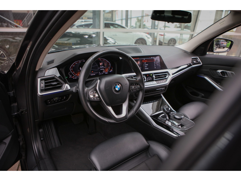 BMW 3-serie 320i High Executive 2