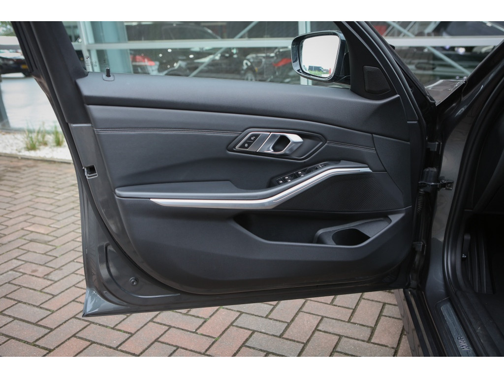 BMW 3-serie 320i High Executive 3