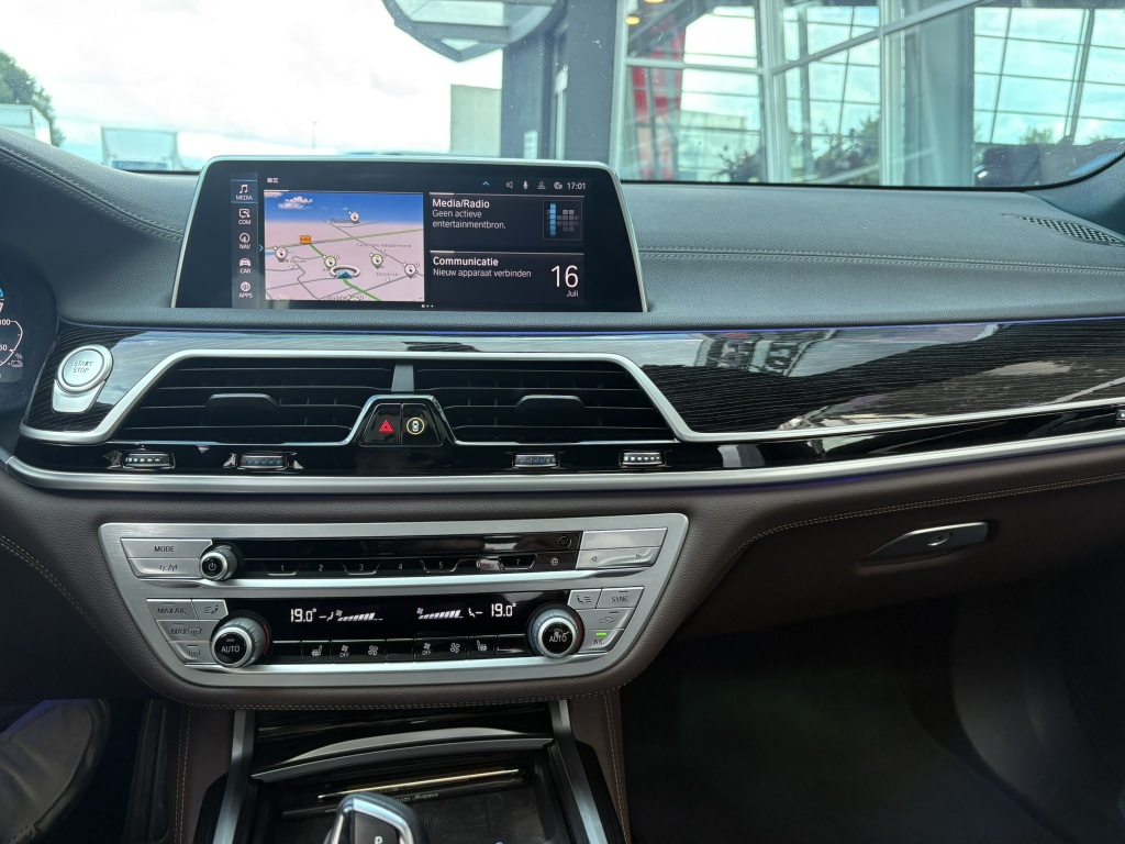 BMW 7 Serie 745e High Executive 13