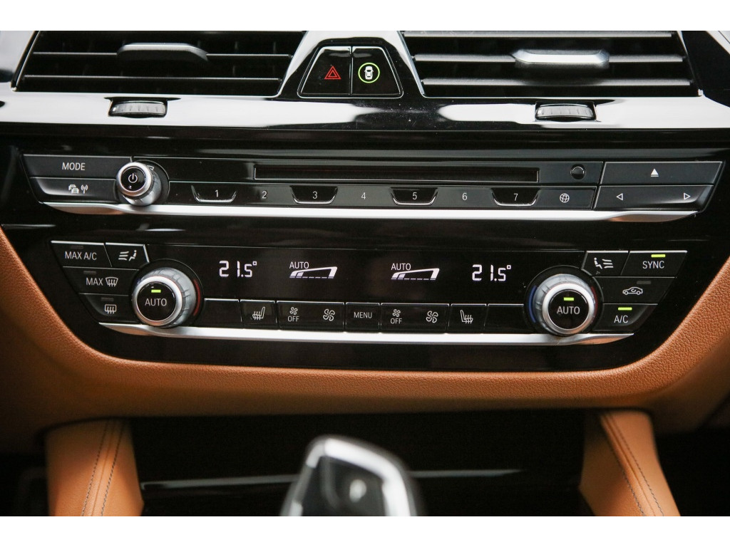 BMW 5 Serie 520i M-sport | Sfeerverlichting | Schuif/kantel | Memory | 10