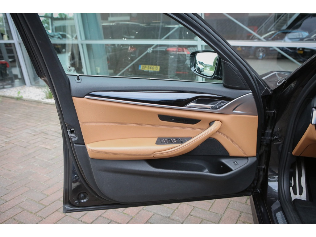 BMW 5 Serie 520i M-sport | Sfeerverlichting | Schuif/kantel | Memory | 4
