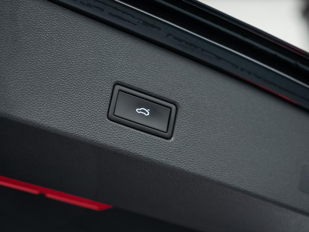 Volkswagen T-Roc 1.5 TSI 3 x R-Line Business+ | Massage | Black Style 26