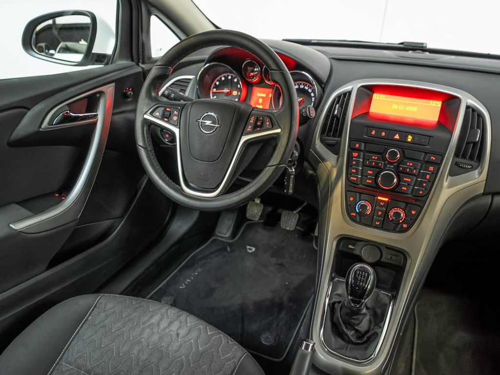 Opel Astra GTC 1.4 Turbo Design Edition 11