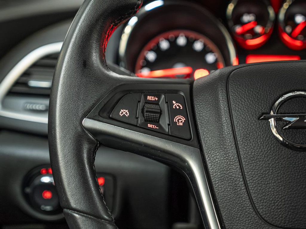 Opel Astra GTC 1.4 Turbo Design Edition 13