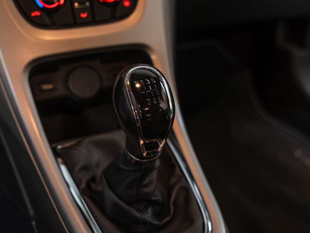 Opel Astra GTC 1.4 Turbo Design Edition 16