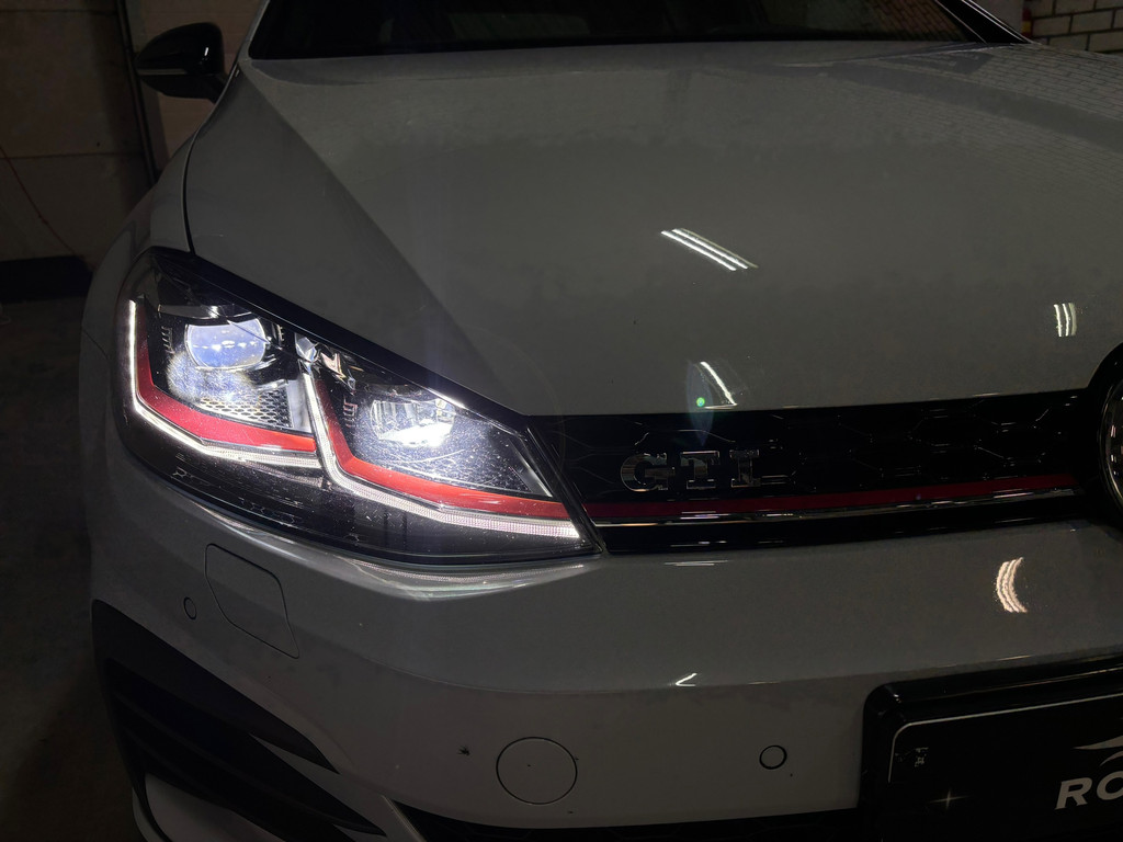 Volkswagen Golf 2.0 TSI GTI Performance 6