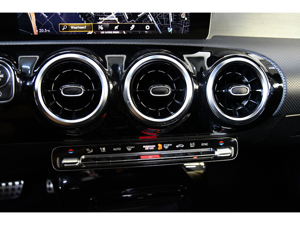 Mercedes-Benz A-klasse 250 AMG Line sfeer, pano 12
